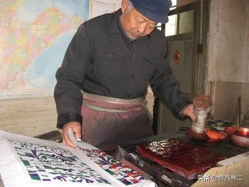 聊城门神木版年画：线条粗犷的门神形象丰满的灶王